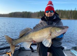 Kalastusopas TEEMU NIEMINEN poseeraa ison kuhan kanssa