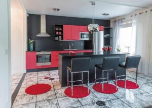 vuokrattava asunto Saarijärvellä, kuvassa mustapunainenkeittiö