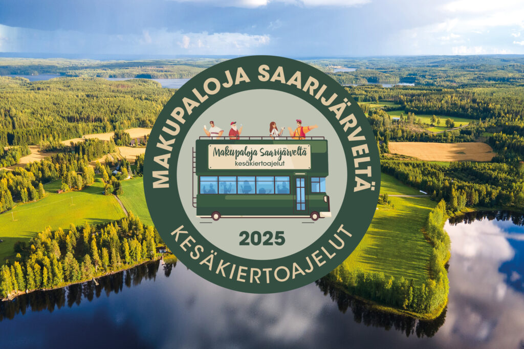 Makupaloja Saarijärveltä kesäkiertoajeluiden logo ilmakuvan päällä. Ilmakuvassa metsää, peltoja ja järviä kesällä.