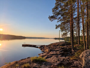 Papinkallion virkistysalue, rantakallio ja laituri kesällä auringonlaskussa