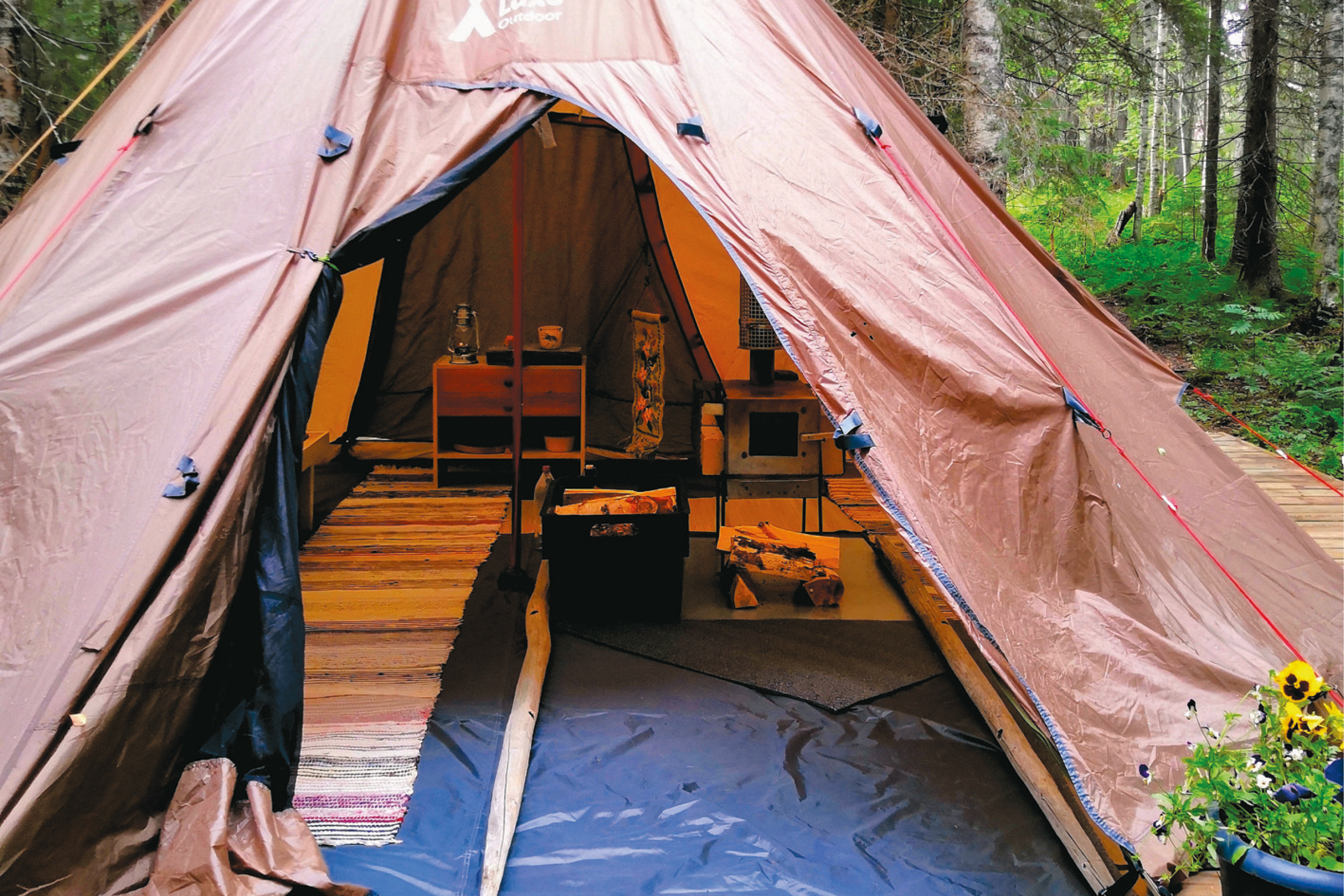 kotoisaksi sisustettu glamping teltta