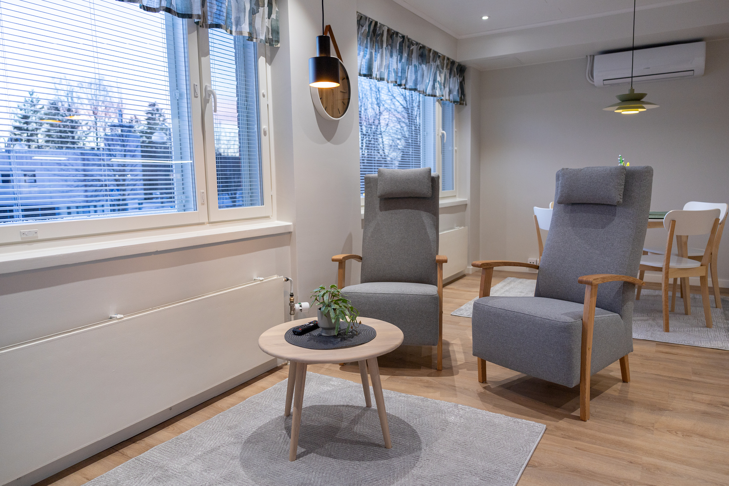 Airbnb kaksio Saarijärvi kaksi harmaata nojatuolia