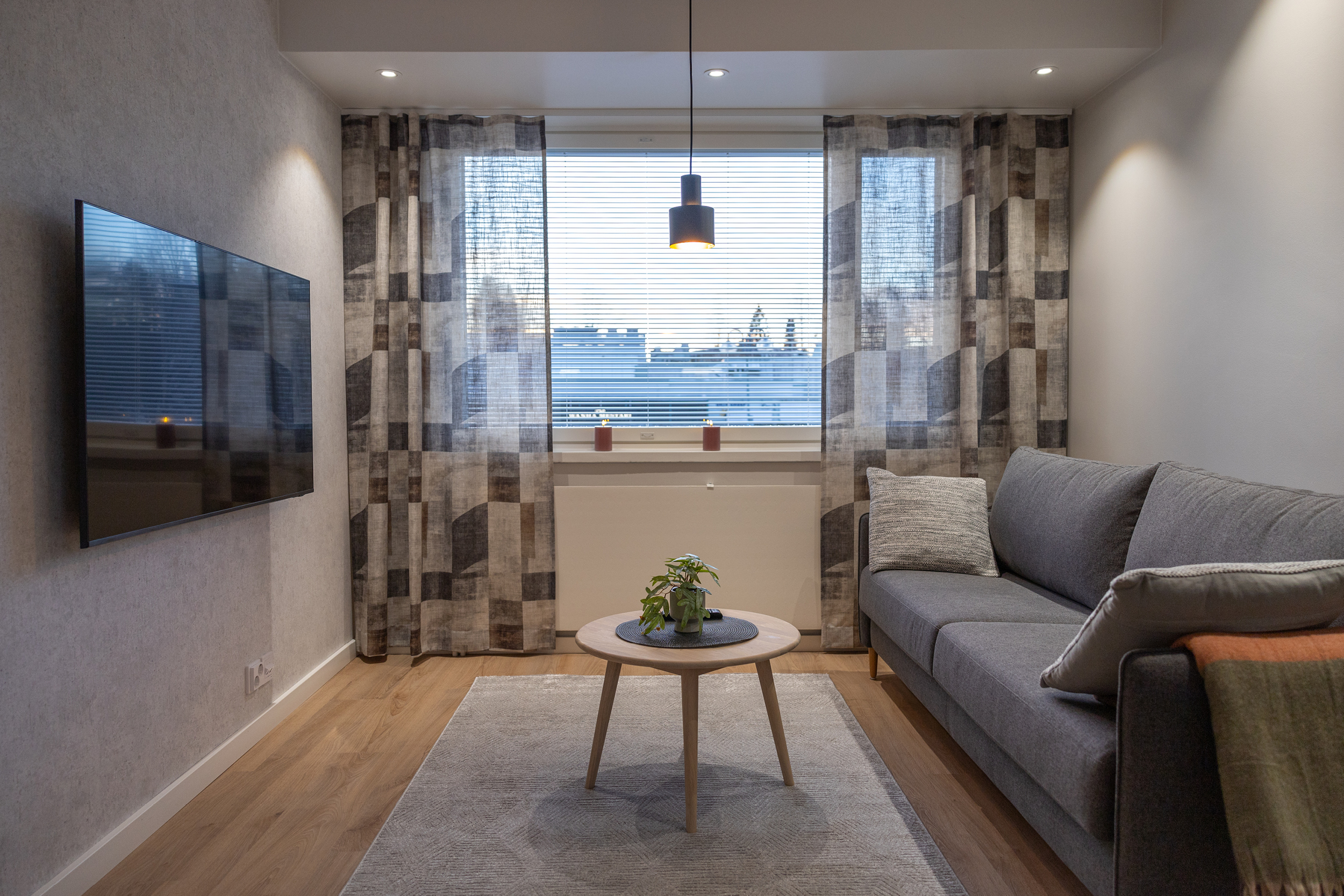 Airbnb kaksio Saarijärvi, olohuone, sohva ja taulutelevisio