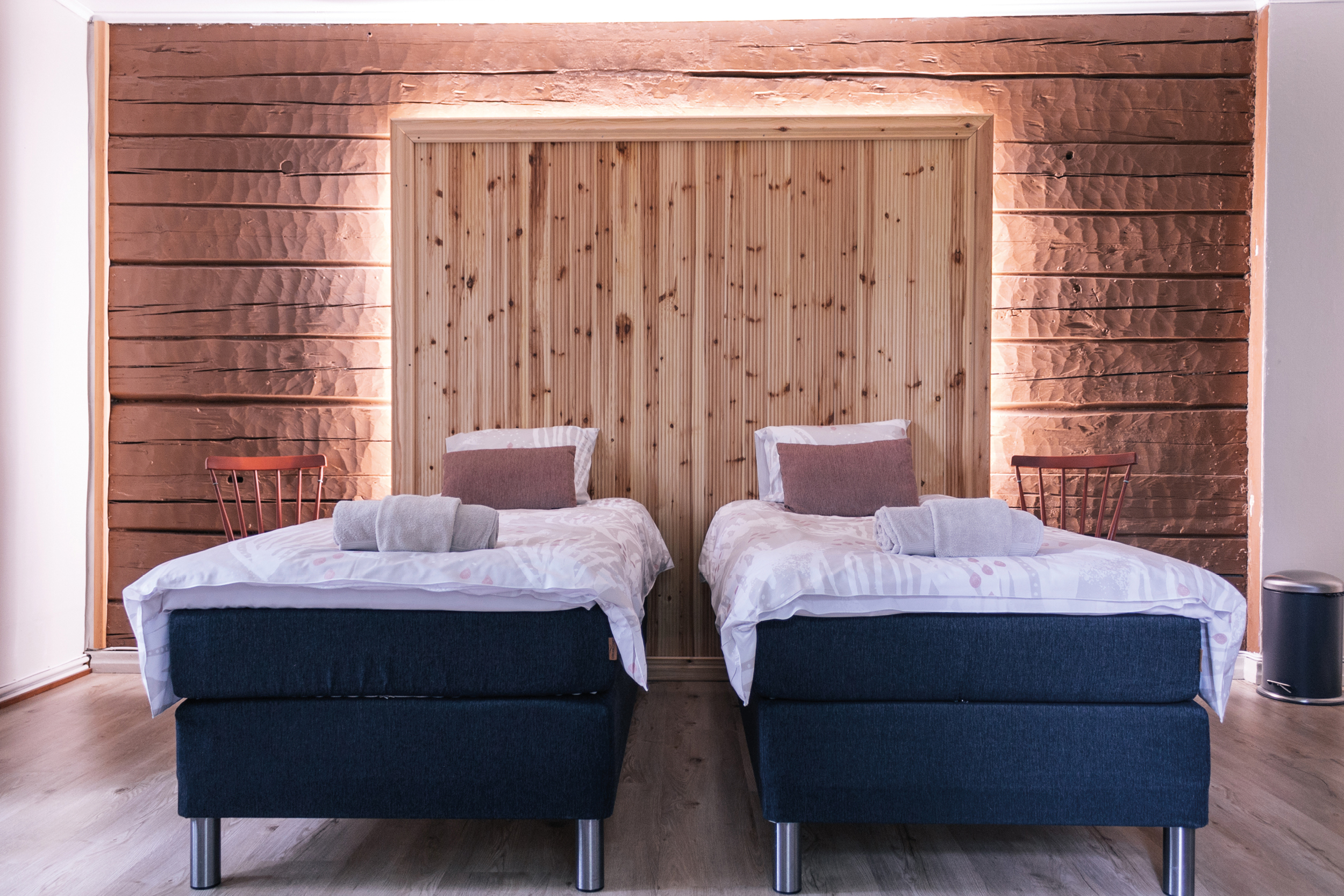 kaksi erillissänkyä hotellihuoneessa
