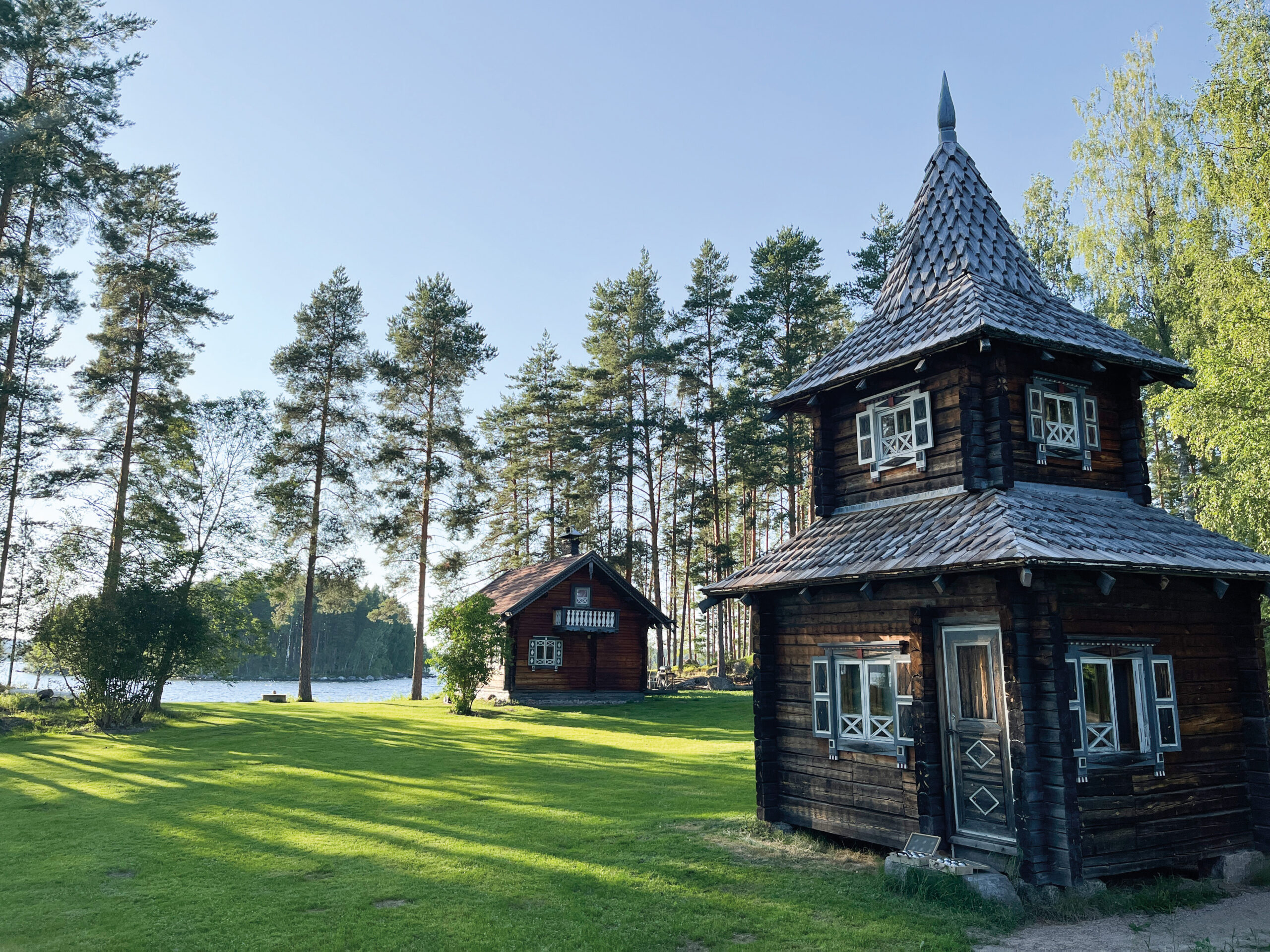 Hirsimökki järvenrannalla