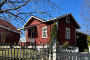 Majoituskohde Sofianranta 1860 luvulla rakennettu punainen mummonmökki