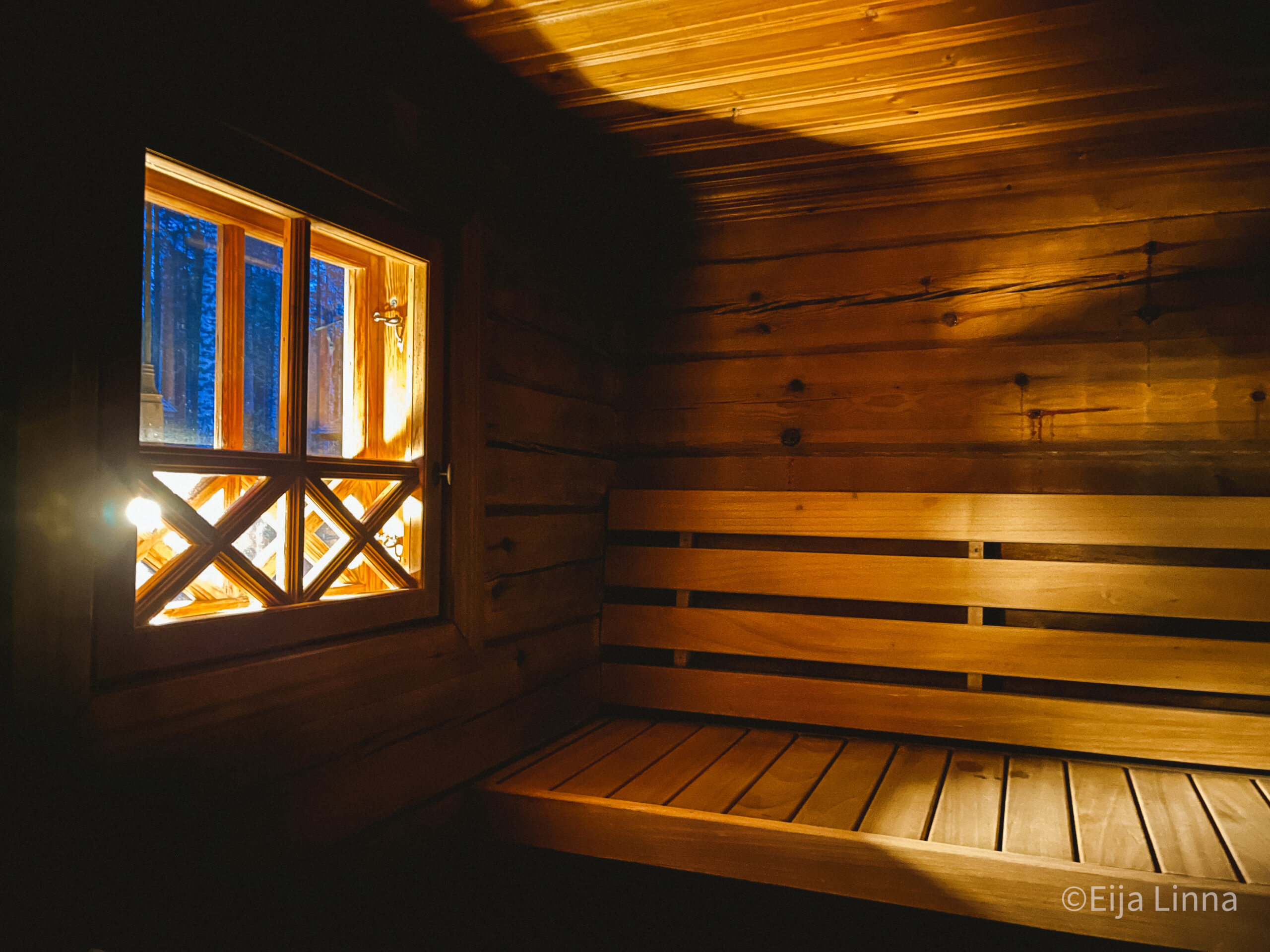 hämyinen sauna sisältä