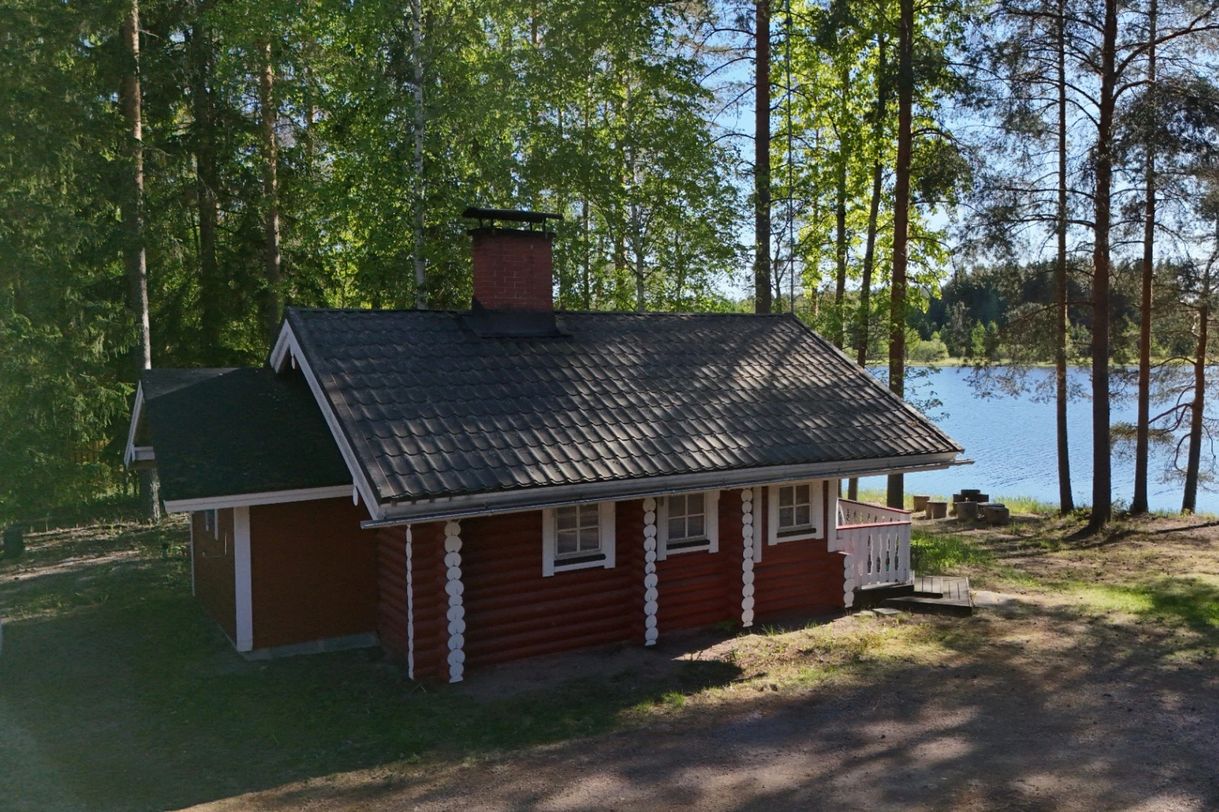 Venetsianrannan punainen hirsisauna